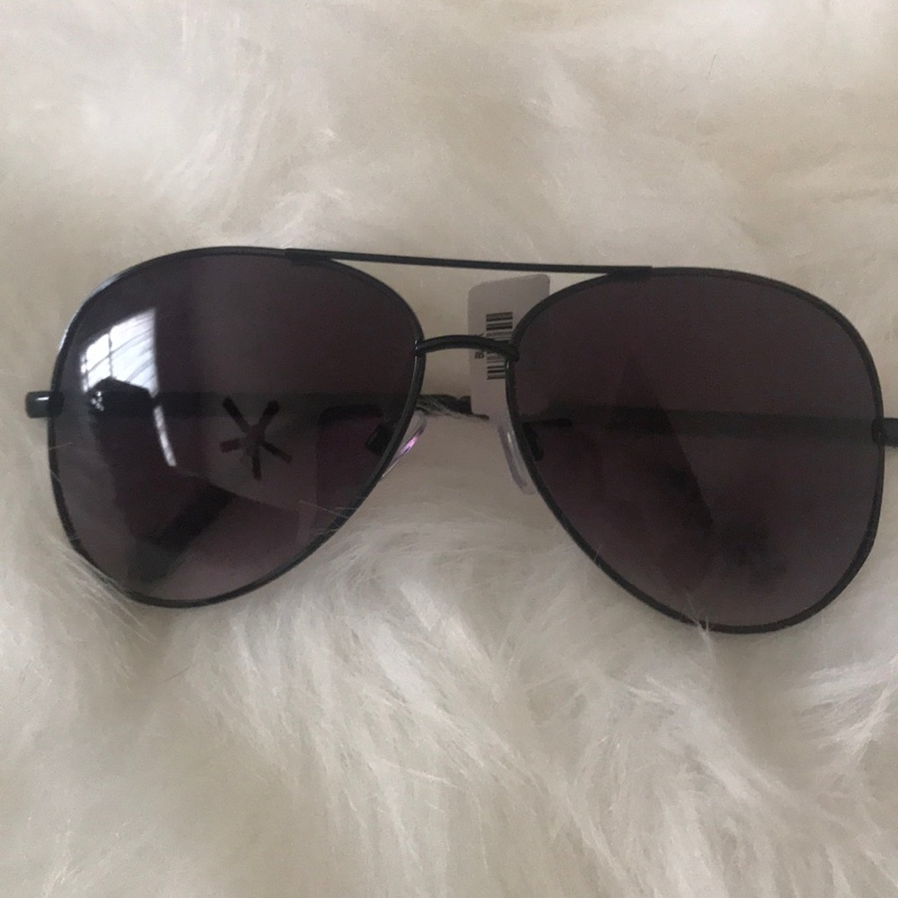 Lulu’s black aviators